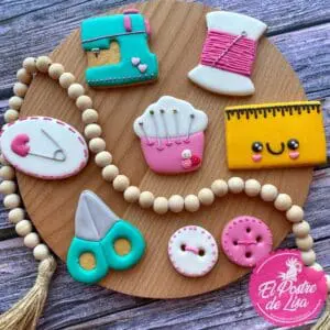 ✂️🧵🍪 Set de Galletas Decoradas 'A Coser!' Un Mundo de Creatividad y Sabor 💜