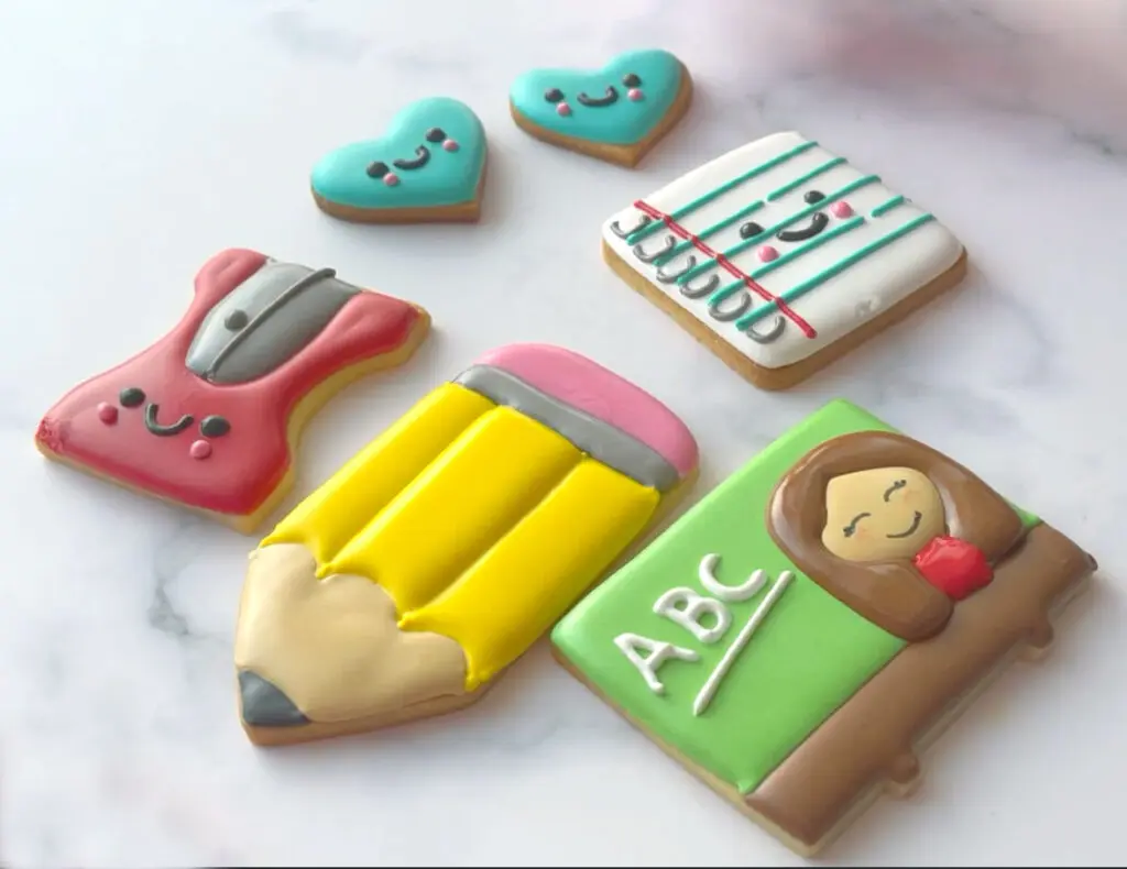 Curso Online Galletas Decoradas Colegio con Plantillas - ¡Aprende a Decorar un Set de 5 Modelos de Galletas de Colegio desde Cero!