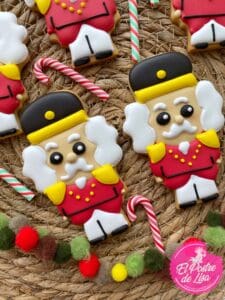 🎩🍪 Galletas Decoradas Cascanueces - ¡Un Encanto Navideño en Cada Bocado!🎄🎁