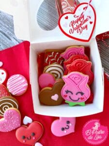🌹 Cajita de 8 Galletas Decoradas de Bombones y Rosas: El Regalo Perfecto para San Valentín 💘